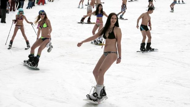 Bikini-clad skiers set record | Stuff